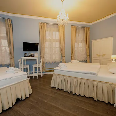 Caroline Old Town Square Hotel 4*