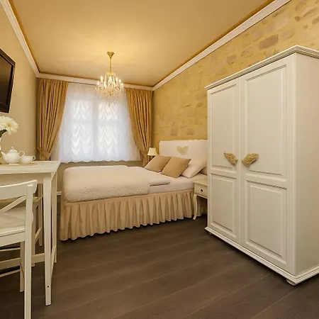 Caroline Old Town Square Hotel Aparthotel