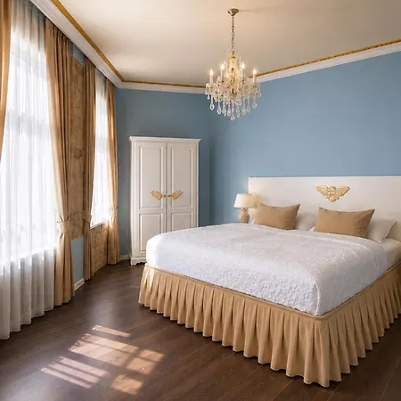 Hotel apartamentowy Caroline Old Town Square