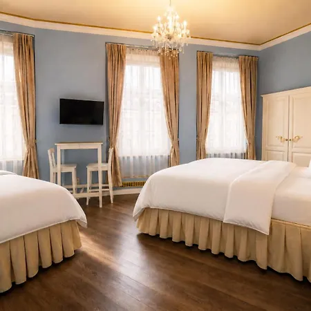 Caroline Old Town Square Hotel 4*