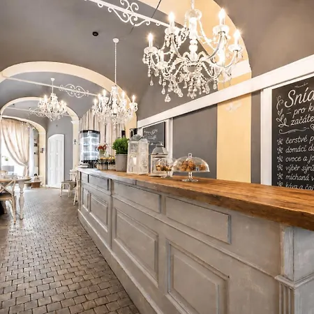Aparthotel Caroline Old Town Square Hotel