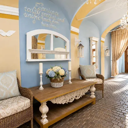 Caroline Old Town Square Hotel Aparthotel 4*