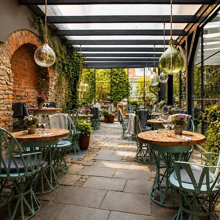 Caroline Old Town Square Hotel 4*
