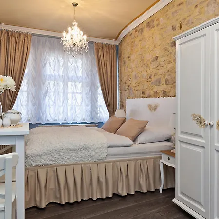 Aparthotel Caroline Old Town Square Hotel 4*